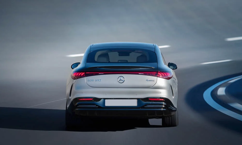Фото Mercedes-Benz EQS (2024) — вид сзади, фото 6. Корма в серебристом цвете: графика фонарей и пластика пятой двери Mercedes-Benz EQS (2024) — вид сзади, фото 6