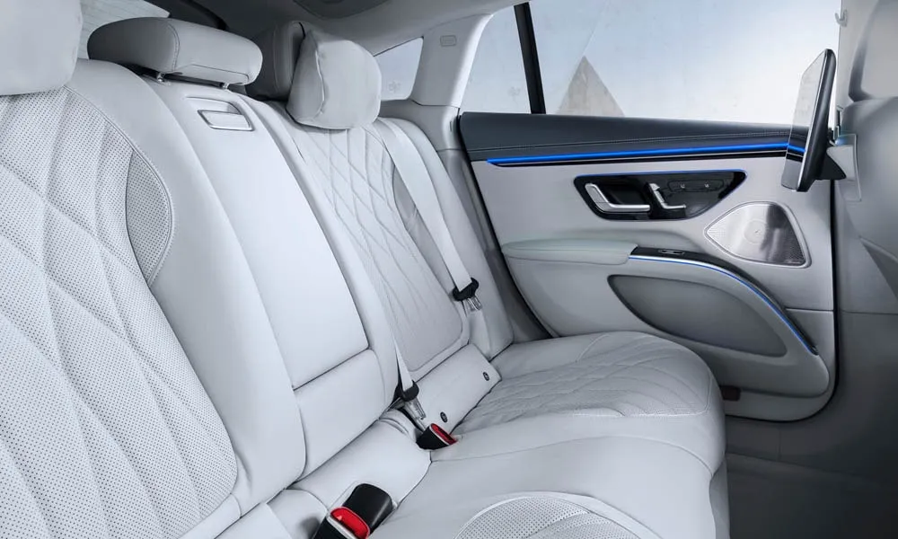 Фото Mercedes-Benz EQS (2024) — задние сиденья. Посадка второго ряда: подголовники и подлокотник. Плоский пол упрощает посадку втроём Mercedes-Benz EQS (2024) — задние сиденья