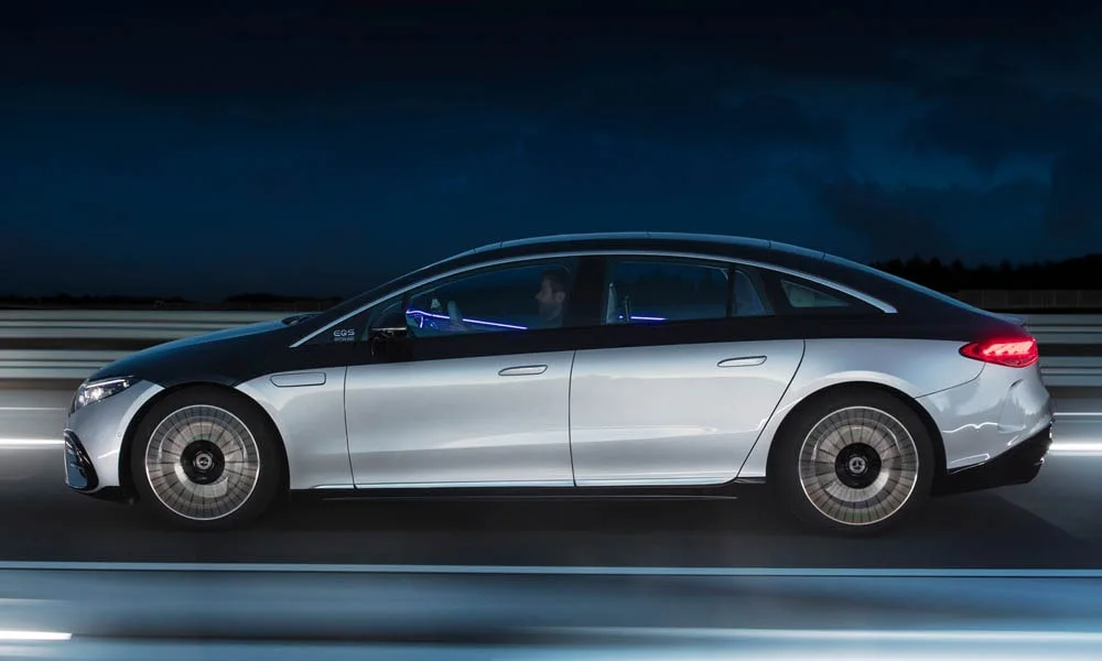 Фото Mercedes-Benz EQS (2024) — вид сбоку, фото 3. Профиль кузова: колёсная база, свесы и линия остекления Mercedes-Benz EQS (2024) — вид сбоку, фото 3