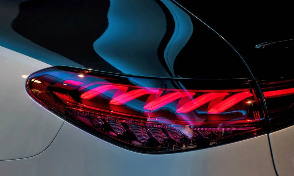 Фото Mercedes-Benz EQS (2024) — задние фонари. Графика секций крупным планом — ночная подпись модели Mercedes-Benz EQS (2024) — задние фонари