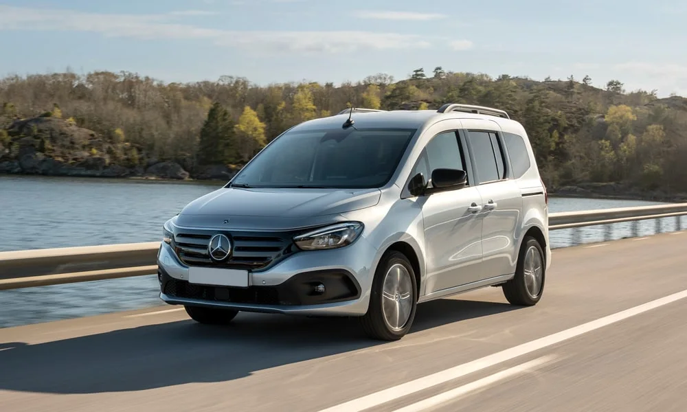 Фото Mercedes-Benz EQT (2024) — вид спереди, фото 4. Анфас: пропорции капота, посадка кузова и графика ходовых огней. Дневные ходовые огни включаются автоматически с запуском Mercedes-Benz EQT (2024) — вид спереди, фото 4