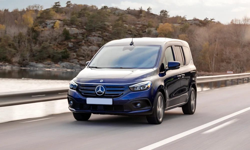 Фото Mercedes-Benz EQT (2024) — вид спереди, фото 6. Передок в синем исполнении — крупная светотехника и выразительный бампер Mercedes-Benz EQT (2024) — вид спереди, фото 6