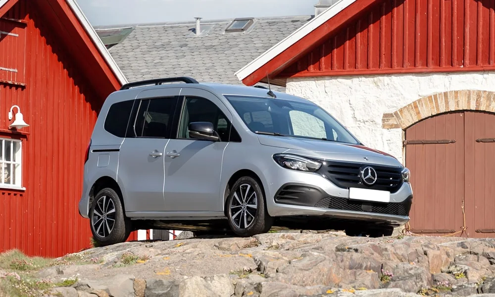 Фото Mercedes-Benz EQT (2024) — вид спереди, фото 9. Передок в серебристом исполнении — крупная светотехника и выразительный бампер. Дневные ходовые огни включаются автоматически с запуском Mercedes-Benz EQT (2024) — вид спереди, фото 9