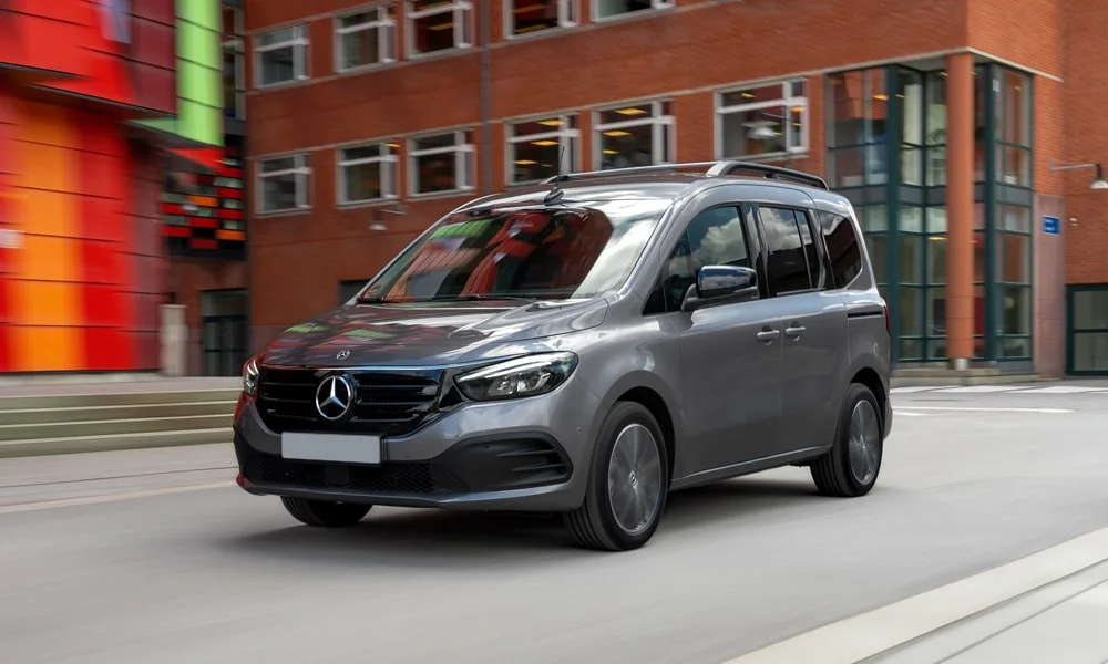 Фото Mercedes-Benz EQT (2024) — вид спереди, фото 10. Кузов в сером цвете: рисунок оптики и решётки задаёт узнаваемое «лицо» модели. Дневные ходовые огни включаются автоматически с запуском Mercedes-Benz EQT (2024) — вид спереди, фото 10