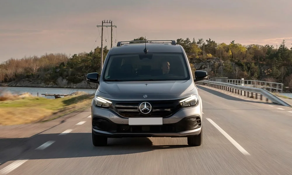 Фото Mercedes-Benz EQT (2024) — вид спереди, фото 11. Оптика, решётка и бампер — первое впечатление о модели. Дневные ходовые огни включаются автоматически с запуском Mercedes-Benz EQT (2024) — вид спереди, фото 11