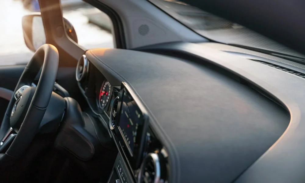 Фото Mercedes-Benz EQT (2024) — интерьер. Общий план салона: архитектура панели, консоль и кресла Mercedes-Benz EQT (2024) — интерьер