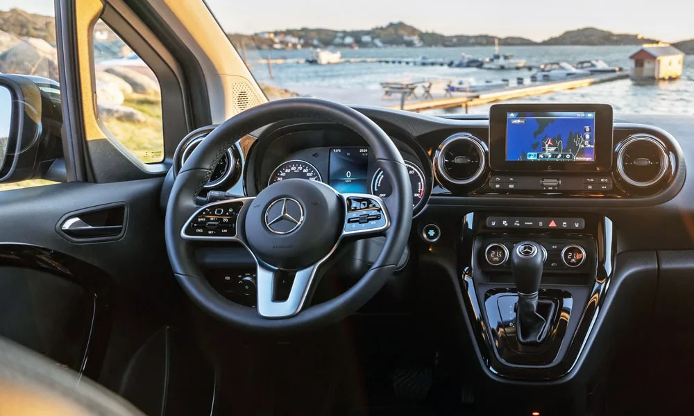 Фото Mercedes-Benz EQT (2024) — руль. Обшивка обода и компоновка спиц крупным планом. Правильная посадка: руки на «9 и 3», приборы читаются поверх обода Mercedes-Benz EQT (2024) — руль