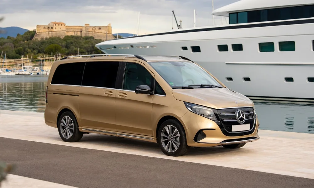 Фото Mercedes-Benz EQV (2024) — вид спереди. Анфас: пропорции капота, посадка кузова и графика ходовых огней. Дневные ходовые огни включаются автоматически с запуском Mercedes-Benz EQV (2024) — вид спереди