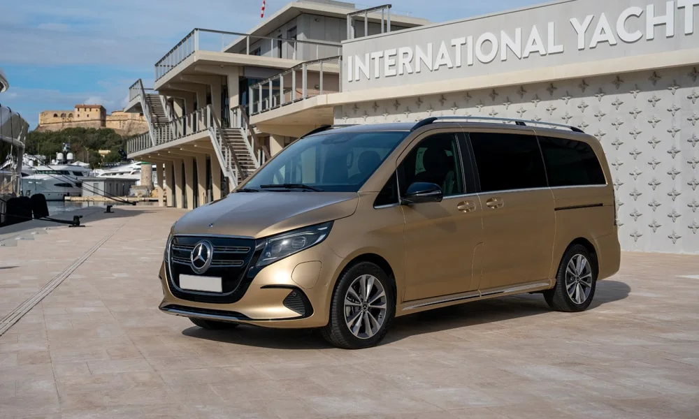 Фото Mercedes-Benz EQV (2024) — вид спереди, фото 2. Оптика, решётка и бампер — первое впечатление о модели Mercedes-Benz EQV (2024) — вид спереди, фото 2