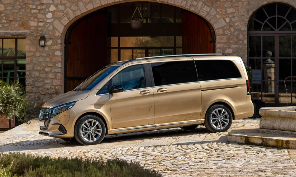 Фото Mercedes-Benz EQV (2024) — вид спереди, фото 3. Анфас: пропорции капота, посадка кузова и графика ходовых огней. Рисунок ходовых огней — подпись модели, по нему её узнают в потоке Mercedes-Benz EQV (2024) — вид спереди, фото 3