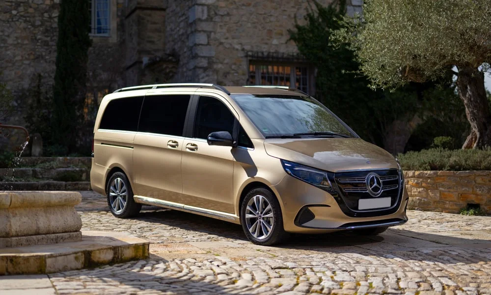 Фото Mercedes-Benz EQV (2024) — вид спереди, фото 4. Анфас: пропорции капота, посадка кузова и графика ходовых огней. Рисунок ходовых огней — подпись модели, по нему её узнают в потоке Mercedes-Benz EQV (2024) — вид спереди, фото 4
