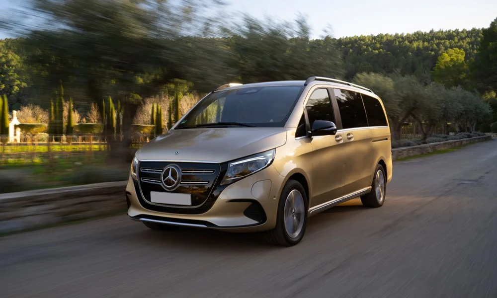 Фото Mercedes-Benz EQV (2024) — вид спереди, фото 5. Анфас: пропорции капота, посадка кузова и графика ходовых огней. Дневные ходовые огни включаются автоматически с запуском Mercedes-Benz EQV (2024) — вид спереди, фото 5