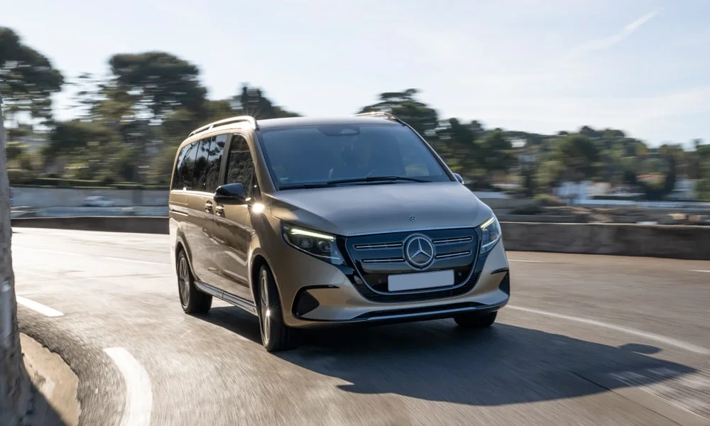 Фото Mercedes-Benz EQV (2024) — вид спереди, фото 6. Оптика, решётка и бампер — первое впечатление о модели. Дневные ходовые огни включаются автоматически с запуском Mercedes-Benz EQV (2024) — вид спереди, фото 6