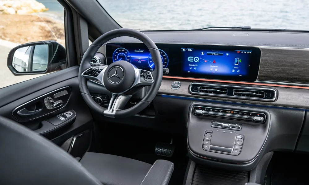 Фото Mercedes-Benz EQV (2024) — приборная панель. Экран приборов за рулём — вся ходовая информация перед глазами. Компоновка приборов настраивается в меню у большинства версий Mercedes-Benz EQV (2024) — приборная панель