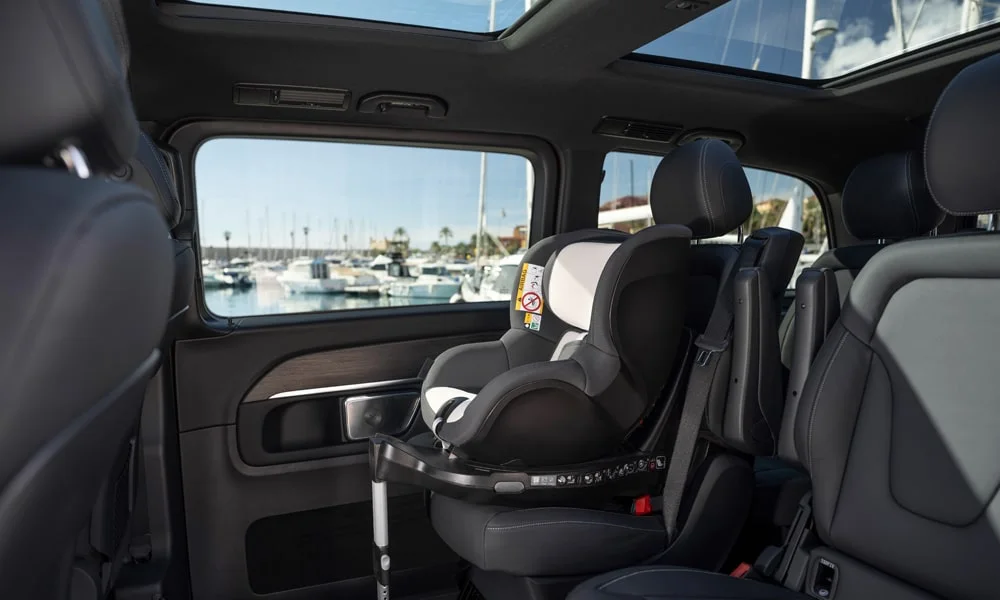 Фото Mercedes-Benz EQV (2024) — интерьер. Общий план салона: архитектура панели, консоль и кресла. Уровень отделки читается по стыкам панелей и мягким поверхностям в зонах касания Mercedes-Benz EQV (2024) — интерьер