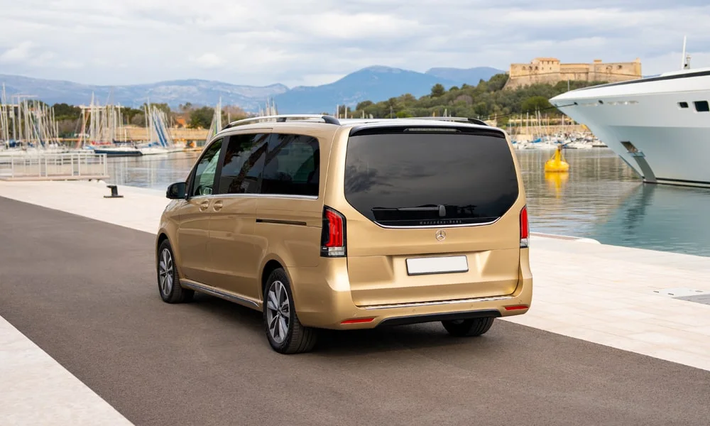 Фото Mercedes-Benz EQV (2024) — вид сзади. Графика фонарей, бампер и оформление пятой двери. Насадки выхлопа или их имитация внизу бампера различают версии Mercedes-Benz EQV (2024) — вид сзади