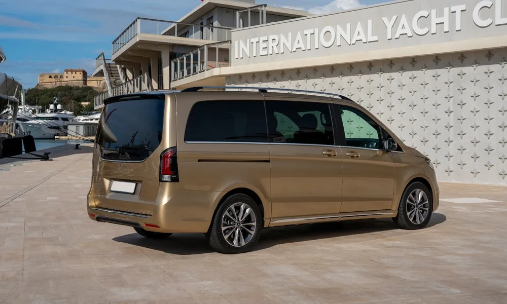 Фото Mercedes-Benz EQV (2024) — вид сзади, фото 2. Линия крыши, стойки и задняя дверь в золотистом исполнении. Светодиодная полоса или раздельные секции — задняя оптика стала главным украшением кормы Mercedes-Benz EQV (2024) — вид сзади, фото 2