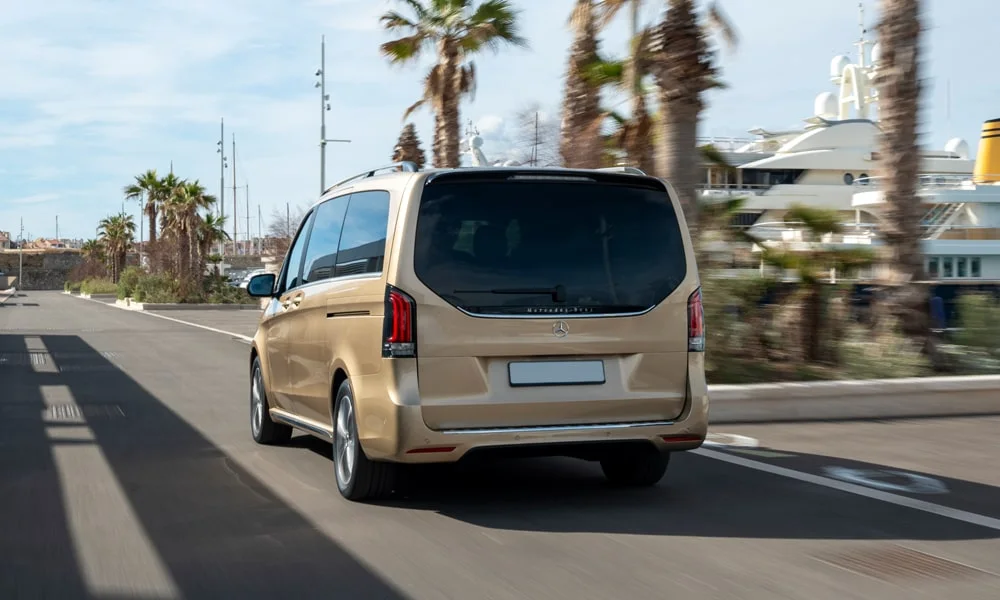 Фото Mercedes-Benz EQV (2024) — вид сзади, фото 3. Графика фонарей, бампер и оформление пятой двери. Насадки выхлопа или их имитация внизу бампера различают версии Mercedes-Benz EQV (2024) — вид сзади, фото 3