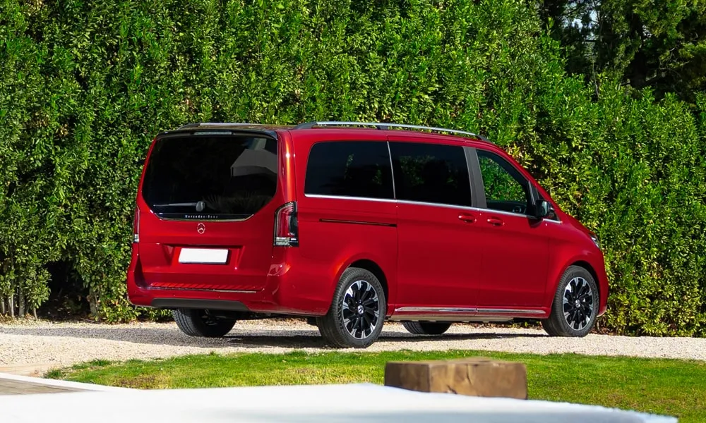 Фото Mercedes-Benz EQV (2024) — вид сзади, фото 6. Красный кузов сзади — фонари и бампер определяют ночной образ модели. Насадки выхлопа или их имитация внизу бампера различают версии Mercedes-Benz EQV (2024) — вид сзади, фото 6