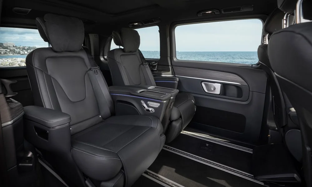 Фото Mercedes-Benz EQV (2024) — задние сиденья, фото 3. Посадка второго ряда: подголовники и подлокотник. Плоский пол упрощает посадку втроём Mercedes-Benz EQV (2024) — задние сиденья, фото 3