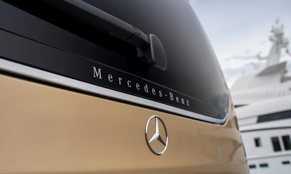 Фото Mercedes-Benz EQV (2024) — крыша. Линия крыши и панорамное остекление с высоты. Панорамное стекло зрительно увеличивает салон; шторка спасает в жару Mercedes-Benz EQV (2024) — крыша