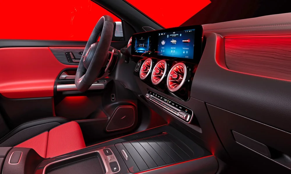 Фото Mercedes-Benz GLA (2024) — передняя панель. Передняя панель в красно-чёрной отделке: расположение экранов и дефлекторов. Мягкие материалы верхнего яруса и вставки задают уровень интерьера Mercedes-Benz GLA (2024) — передняя панель