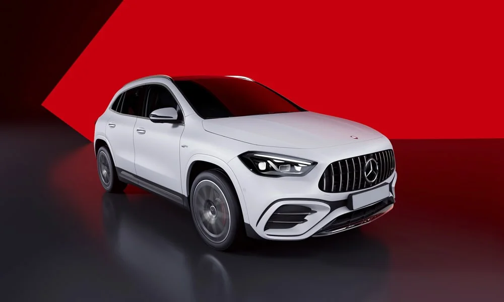 Фото Mercedes-Benz GLA (2024) — вид спереди, фото 2. Анфас: пропорции капота, посадка кузова и графика ходовых огней. Рисунок ходовых огней — подпись модели, по нему её узнают в потоке Mercedes-Benz GLA (2024) — вид спереди, фото 2