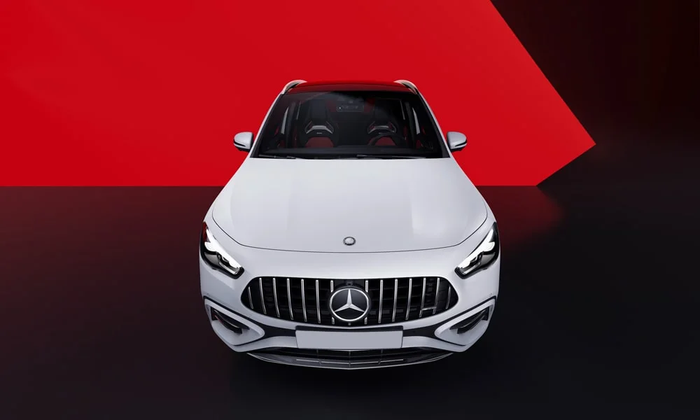 Фото Mercedes-Benz GLA (2024) — вид спереди, фото 3. Передок в белом исполнении — крупная светотехника и выразительный бампер. Дневные ходовые огни включаются автоматически с запуском Mercedes-Benz GLA (2024) — вид спереди, фото 3