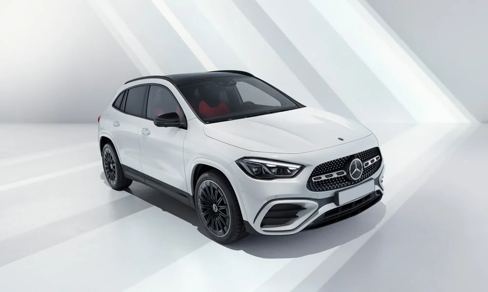 Фото Mercedes-Benz GLA (2024) — вид спереди, фото 4. Белый кузов, строгая симметрия оптики — базовый ракурс знакомства с дизайном Mercedes-Benz GLA (2024) — вид спереди, фото 4