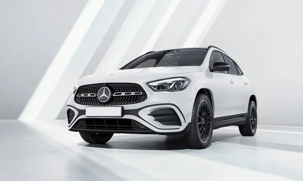 Фото Mercedes-Benz GLA (2024) — вид спереди, фото 5. Кузов в белом цвете: рисунок оптики и решётки задаёт узнаваемое «лицо» модели. Дневные ходовые огни включаются автоматически с запуском Mercedes-Benz GLA (2024) — вид спереди, фото 5