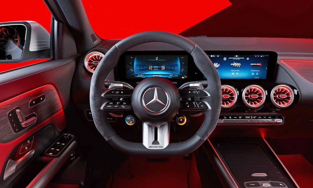 Фото Mercedes-Benz GLA (2024) — приборная панель. Скорость, запас хода и подсказки ассистентов перед глазами. Компоновка приборов настраивается в меню у большинства версий Mercedes-Benz GLA (2024) — приборная панель