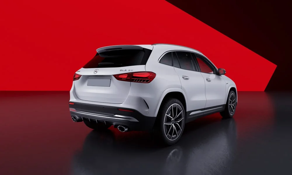 Фото Mercedes-Benz GLA (2024) — вид сзади. Белый кузов сзади — фонари и бампер определяют ночной образ модели. Светодиодная полоса или раздельные секции — задняя оптика стала главным украшением кормы Mercedes-Benz GLA (2024) — вид сзади