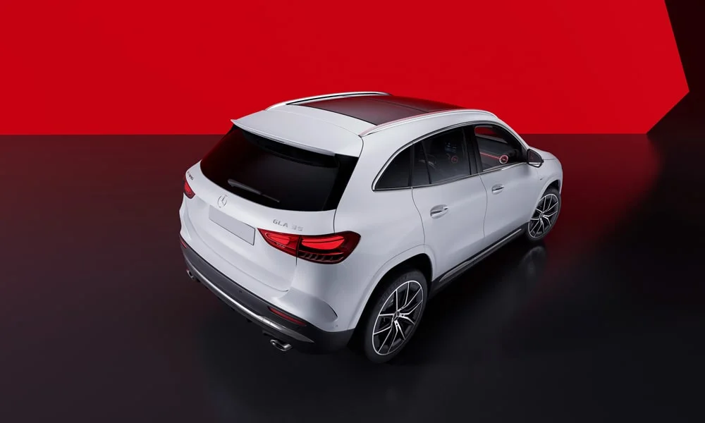 Фото Mercedes-Benz GLA (2024) — вид сзади, фото 2. Корма в белом цвете: графика фонарей и пластика пятой двери. Светодиодная полоса или раздельные секции — задняя оптика стала главным украшением кормы Mercedes-Benz GLA (2024) — вид сзади, фото 2