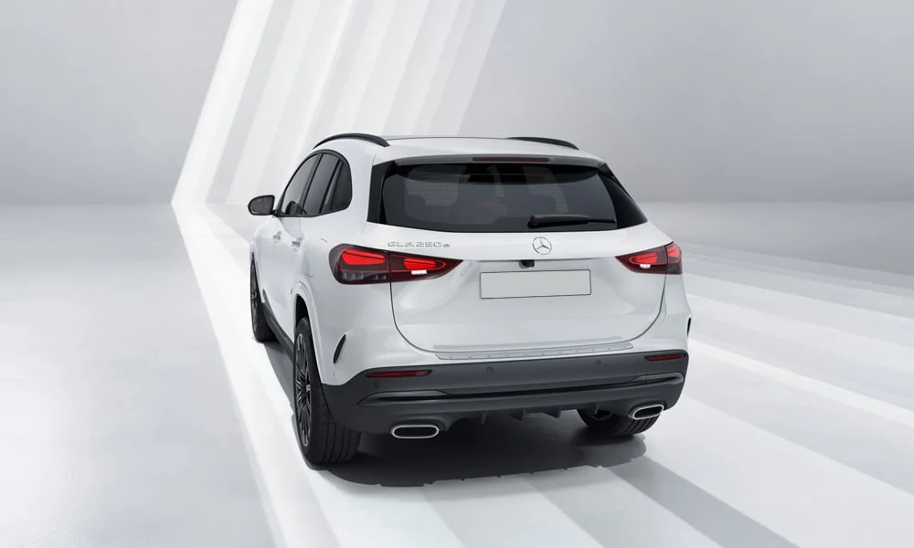 Фото Mercedes-Benz GLA (2024) — вид сзади, фото 3. Белый кузов сзади — фонари и бампер определяют ночной образ модели Mercedes-Benz GLA (2024) — вид сзади, фото 3