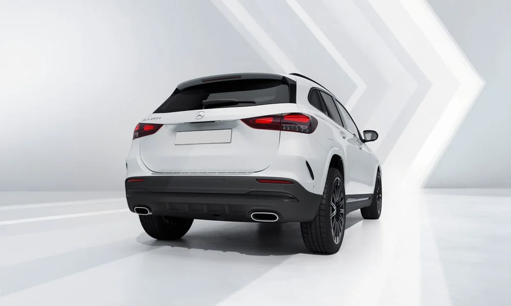Фото Mercedes-Benz GLA (2024) — вид сзади, фото 4. Линия крыши, стойки и задняя дверь в белом исполнении. Светодиодная полоса или раздельные секции — задняя оптика стала главным украшением кормы Mercedes-Benz GLA (2024) — вид сзади, фото 4