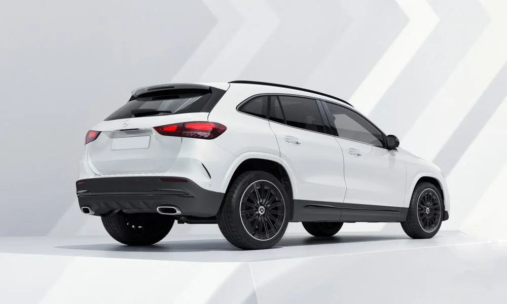 Фото Mercedes-Benz GLA (2024) — вид сзади, фото 5. Графика фонарей, бампер и оформление пятой двери Mercedes-Benz GLA (2024) — вид сзади, фото 5