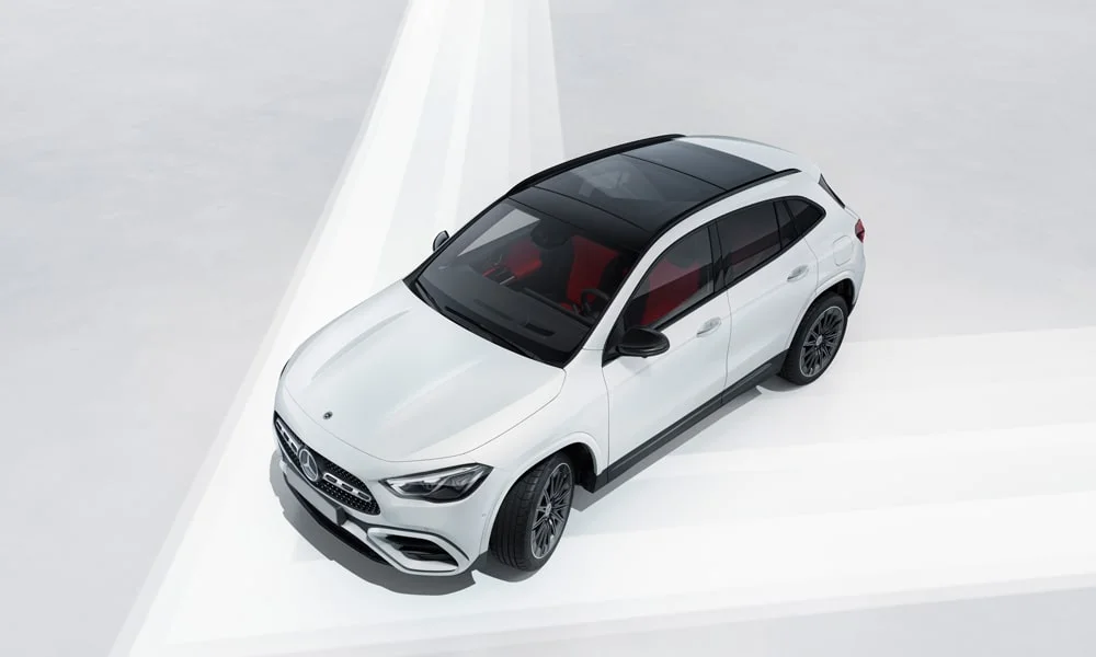 Фото Mercedes-Benz GLA (2024) — крыша. Линия крыши и панорамное остекление с высоты. Панорамное стекло зрительно увеличивает салон; шторка спасает в жару Mercedes-Benz GLA (2024) — крыша