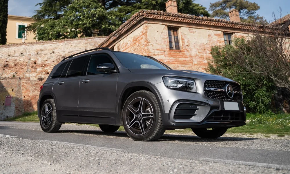 Фото Mercedes-Benz GLB (2024) — вид спереди, фото 4. Оптика, решётка и бампер — первое впечатление о модели. Дневные ходовые огни включаются автоматически с запуском Mercedes-Benz GLB (2024) — вид спереди, фото 4