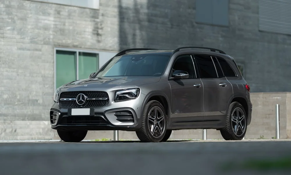 Фото Mercedes-Benz GLB (2024) — вид спереди, фото 5. Анфас: пропорции капота, посадка кузова и графика ходовых огней Mercedes-Benz GLB (2024) — вид спереди, фото 5
