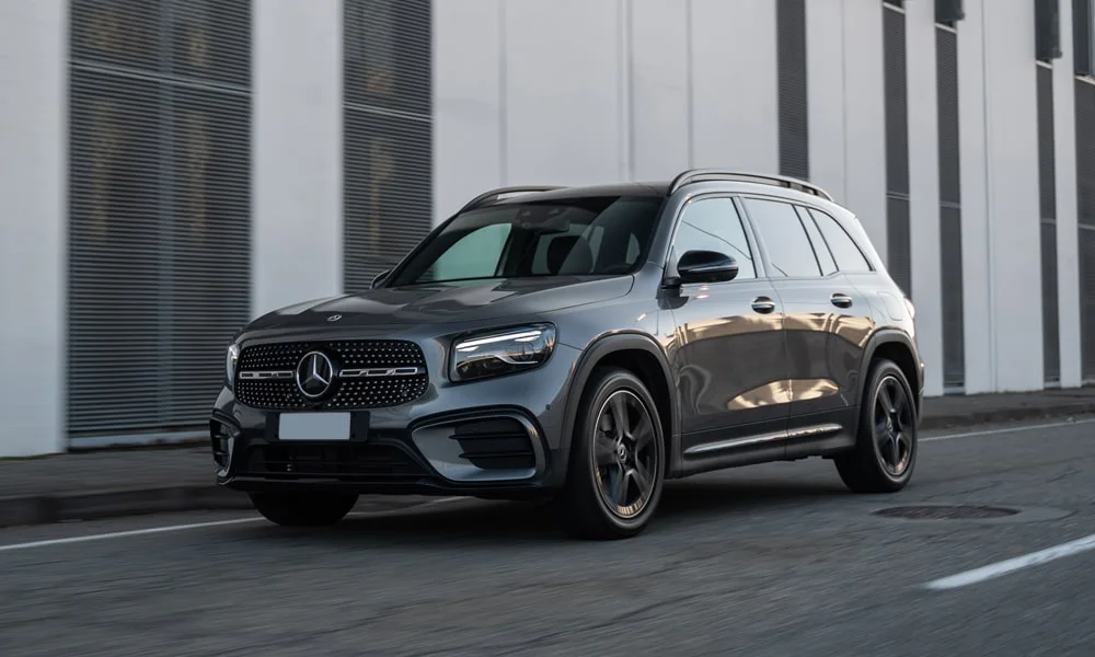 Фото Mercedes-Benz GLB (2024) — вид спереди, фото 7. Передок в сером исполнении — крупная светотехника и выразительный бампер Mercedes-Benz GLB (2024) — вид спереди, фото 7
