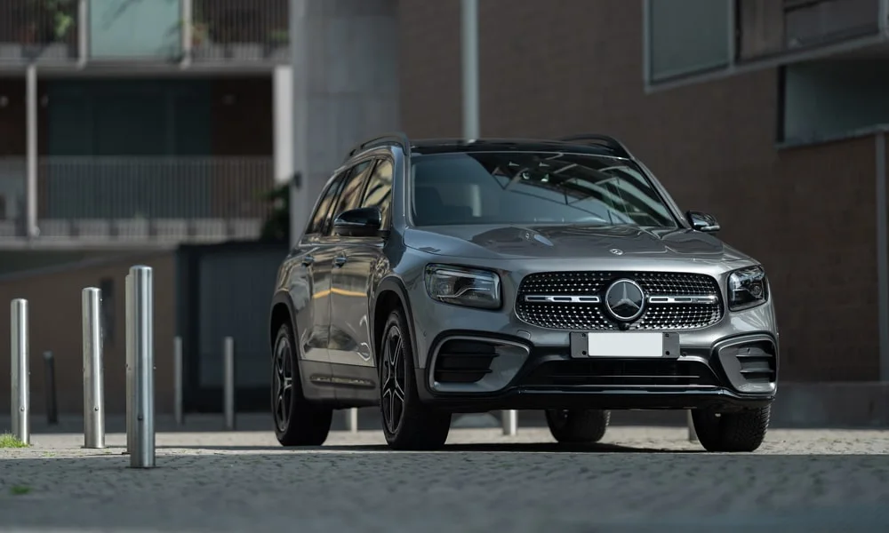 Фото Mercedes-Benz GLB (2024) — вид спереди, фото 8. Анфас: пропорции капота, посадка кузова и графика ходовых огней Mercedes-Benz GLB (2024) — вид спереди, фото 8