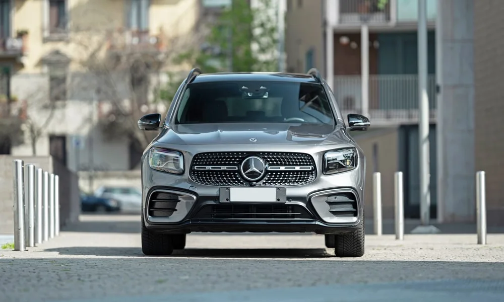 Фото Mercedes-Benz GLB (2024) — вид спереди, фото 9. Анфас: пропорции капота, посадка кузова и графика ходовых огней. Дневные ходовые огни включаются автоматически с запуском Mercedes-Benz GLB (2024) — вид спереди, фото 9
