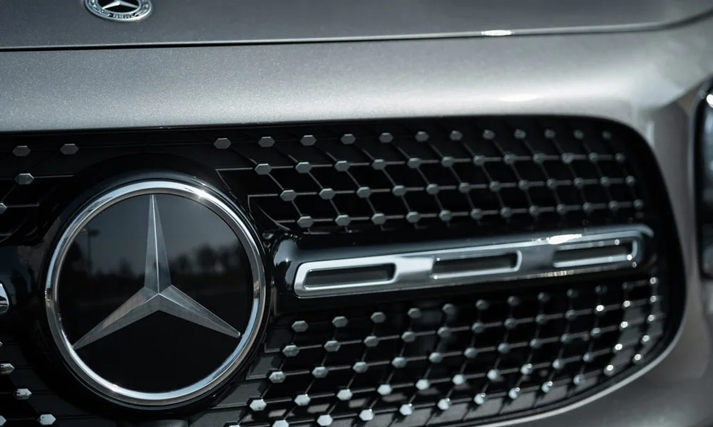 Фото Mercedes-Benz GLB (2024) — решётка радиатора. Рисунок решётки: сетка, ламели или глухая панель у электроверсий Mercedes-Benz GLB (2024) — решётка радиатора