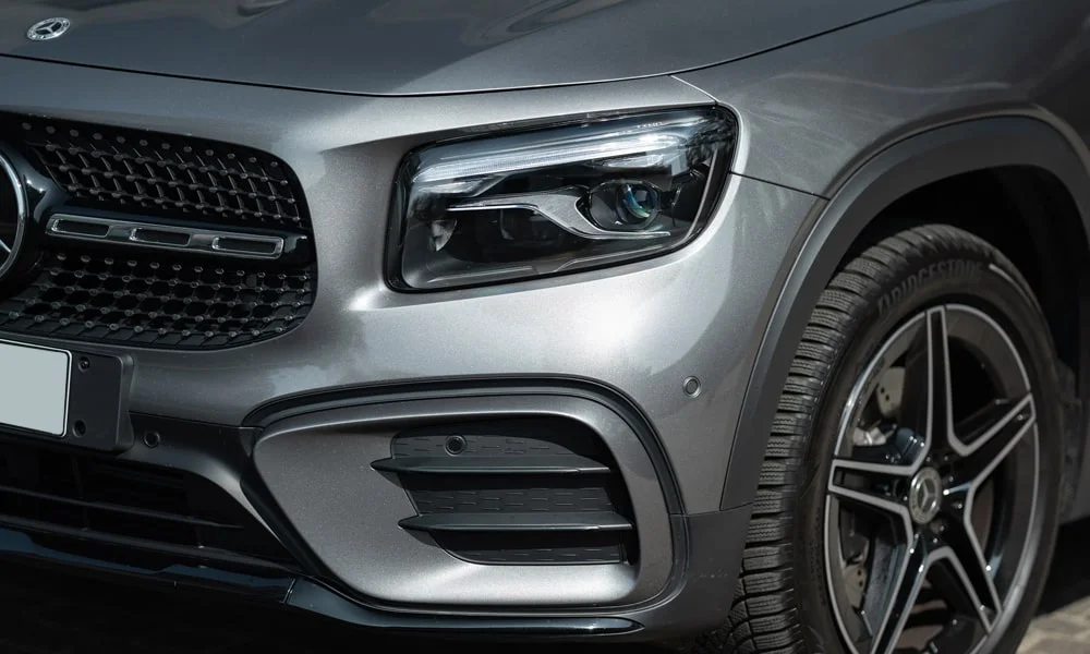 Фото Mercedes-Benz GLB (2024) — передняя оптика. Линзы и секции ходовых огней крупным планом Mercedes-Benz GLB (2024) — передняя оптика