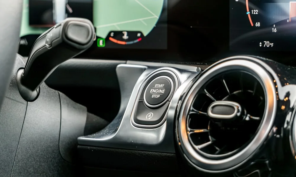 Фото Mercedes-Benz GLB (2024) — интерьер. Общий план салона: архитектура панели, консоль и кресла. Уровень отделки читается по стыкам панелей и мягким поверхностям в зонах касания Mercedes-Benz GLB (2024) — интерьер