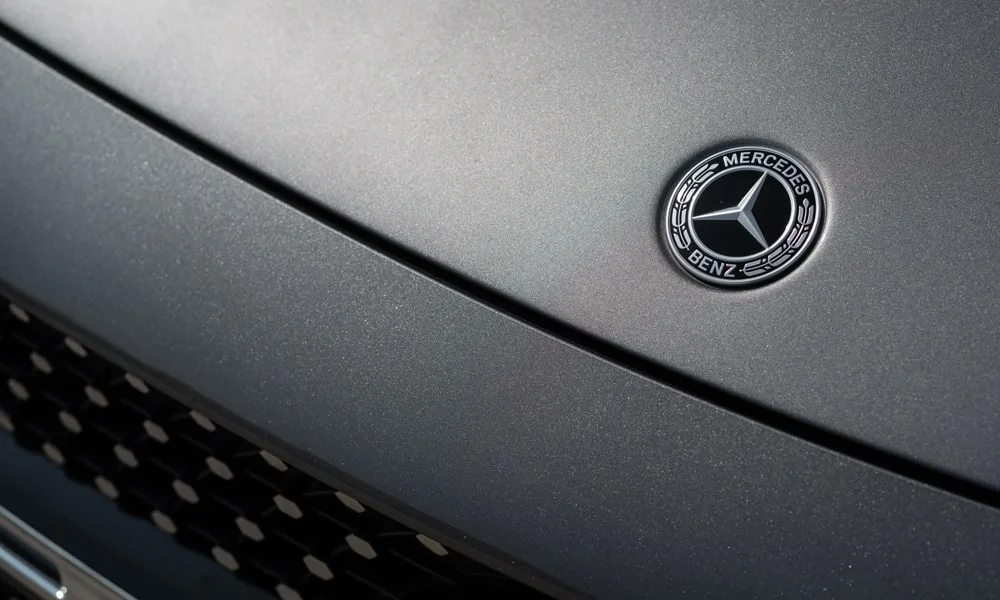 Фото Mercedes-Benz GLB (2024) — интерьер, фото 2. Общий план салона: архитектура панели, консоль и кресла. Светлая гамма зрительно расширяет салон, тёмная — практичнее в уходе Mercedes-Benz GLB (2024) — интерьер, фото 2