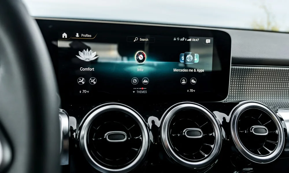 Фото Mercedes-Benz GLB (2024) — экран мультимедиа. Интерфейс медиасистемы крупным планом. Климат и обогревы часто управляются с этого экрана — привыкание занимает пару дней Mercedes-Benz GLB (2024) — экран мультимедиа