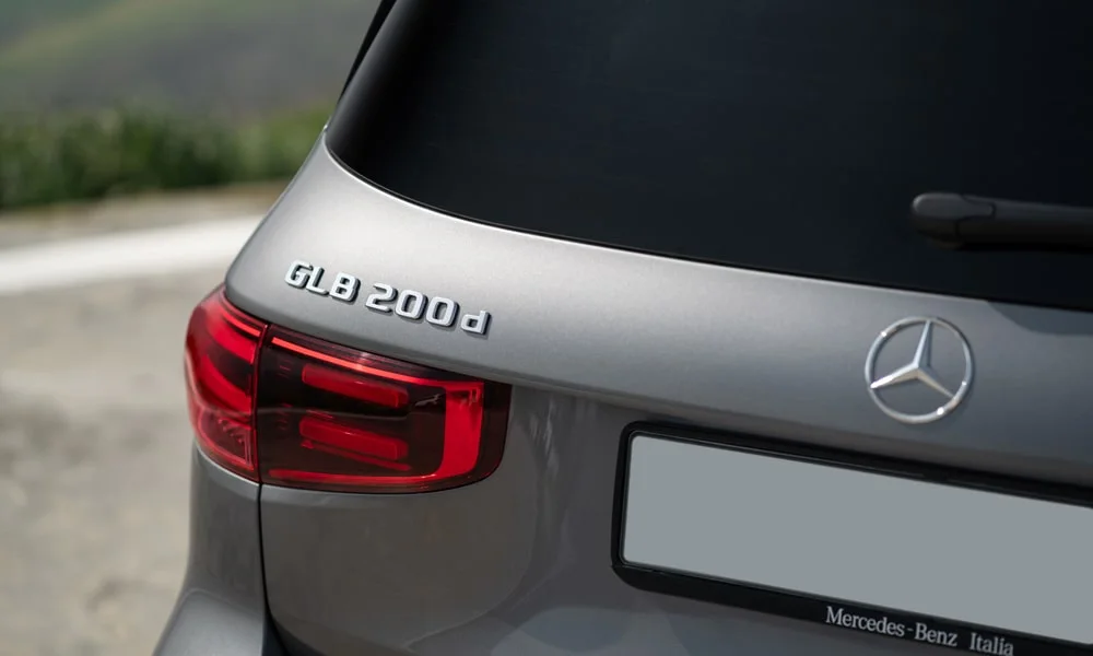 Фото Mercedes-Benz GLB (2024) — вид сзади, фото 5. Графика фонарей, бампер и оформление пятой двери. Светодиодная полоса или раздельные секции — задняя оптика стала главным украшением кормы Mercedes-Benz GLB (2024) — вид сзади, фото 5