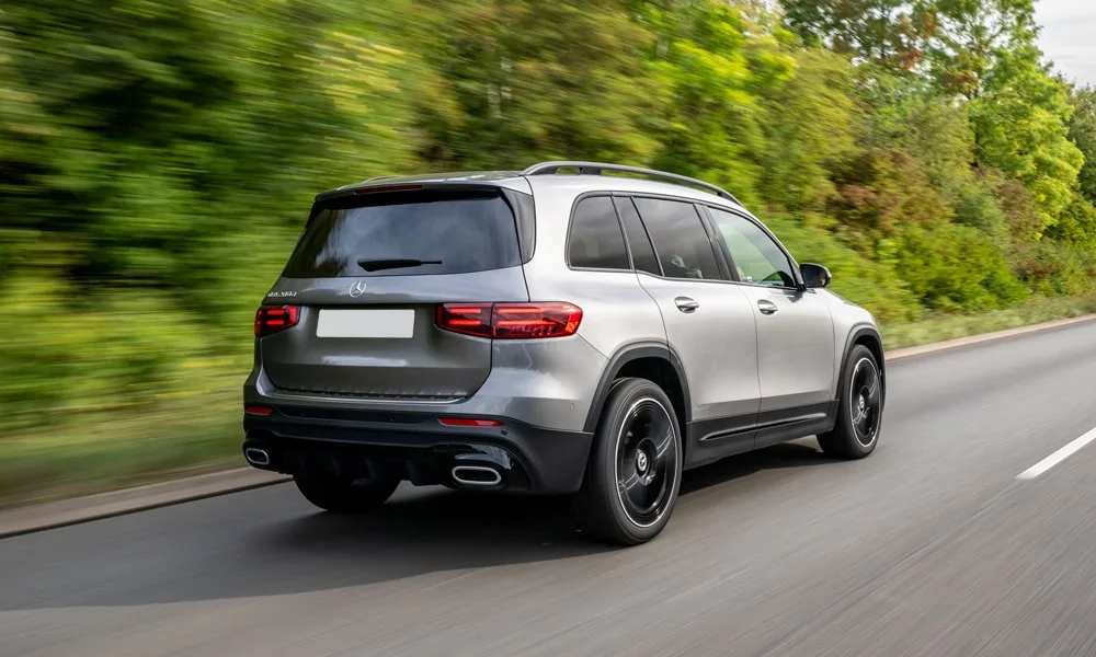 Фото Mercedes-Benz GLB (2024) — вид сзади, фото 7. Графика фонарей, бампер и оформление пятой двери. Светодиодная полоса или раздельные секции — задняя оптика стала главным украшением кормы Mercedes-Benz GLB (2024) — вид сзади, фото 7