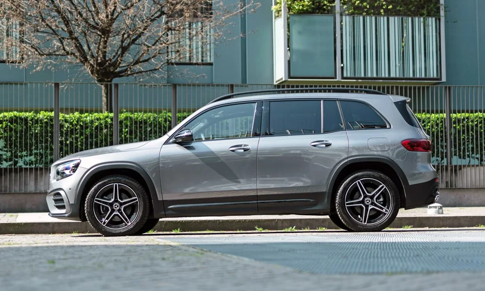 Фото Mercedes-Benz GLB (2024) — вид сбоку. Профиль в сером цвете: соотношение колёсной базы и свесов. Длинная база — простор второго ряда; короткие свесы упрощают парковку Mercedes-Benz GLB (2024) — вид сбоку